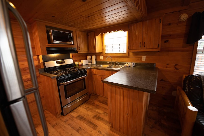 Deluxe South Shore Cindy Bear™ Cabin-8